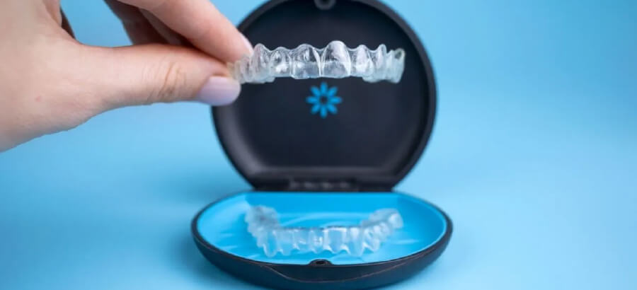 Alinhador Invisalign transparente